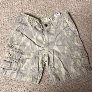 ❤️ 3/$20 Lucky brand printed khaki cargo shorts 2t